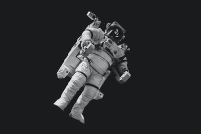 穿白色套装的宇航员在灰度摄影中的应用